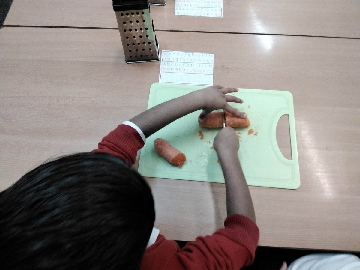 LeighPrimary's tweet image. 1ST have had a lovely time learning the skills of cutting using the bridge method and grating. They are working towards preparing their delicious smoothie! #year1 #dt #smoothies #lifelonglearners