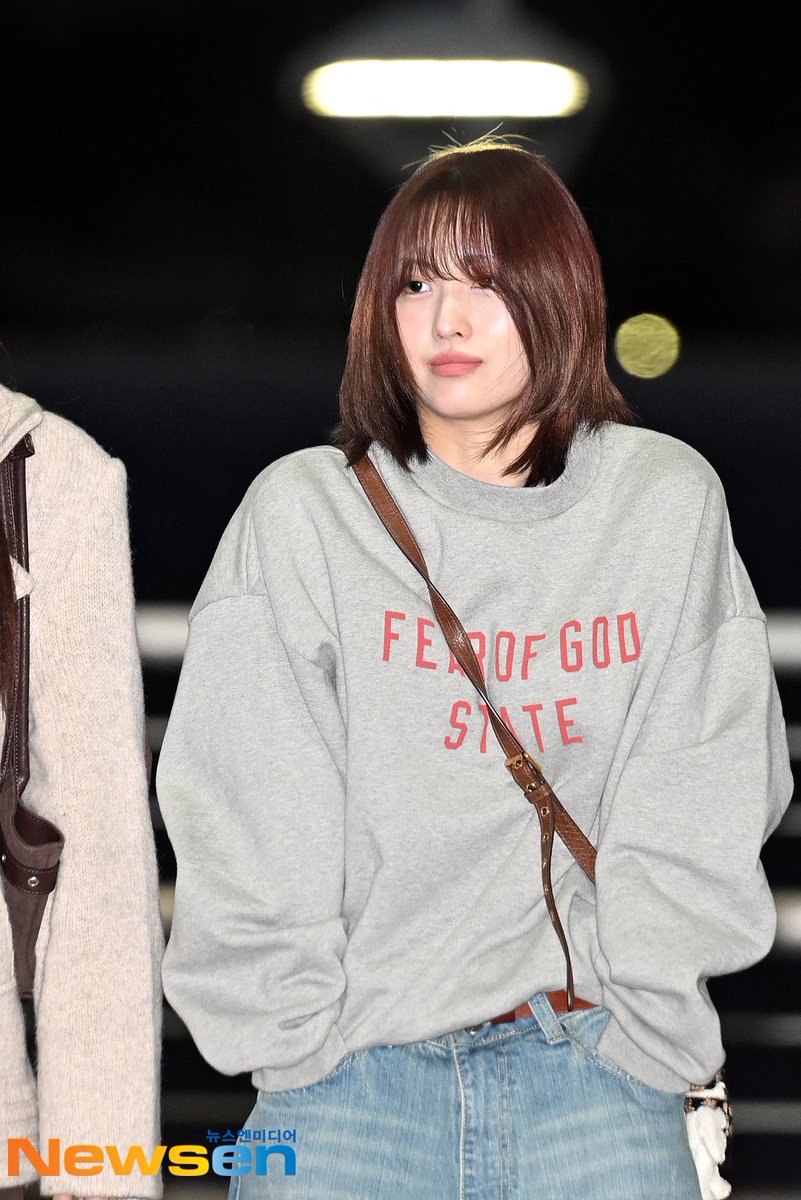 twice_closet's tweet image. #모모 

251128 출국

브랜드: Essentials
제품명: Fleece Crewneck 
가격: 146,400 KRW [공홈 X]

링크: kream.co.kr/products/342211

#트와이스 #TWICE #모모 #MOMO #트와이스패션 #손민수 #モモ #맨투맨 #에센셜