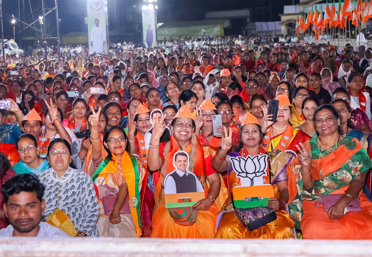 Devendra_Office's tweet image. 🔸CM Devendra Fadnavis at the &apos;Jahir Sabha&apos; in support of BJP candidates for NagarAdhyaksha of Nagar Panchayat and Municipal Councils &amp;amp; all NagarSevak candidates in Yavatmal district.  

🪷 Adv. Priyadarshani Uike - NagarAdhyaksha Candidate - Yavatmal Municipal Council
🪷 Atish…