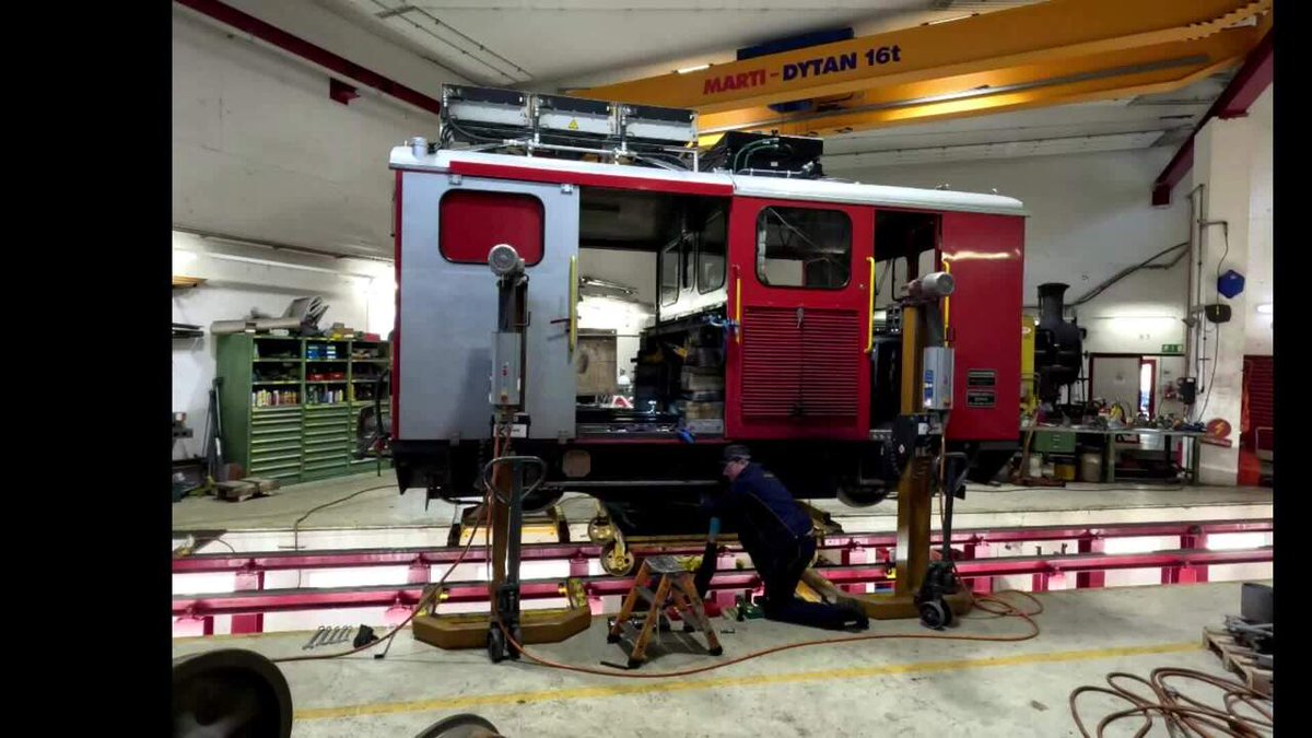 ⚙⚙ DIESELCREW ⚙⚙

Auch in diesem Winter arbeitet die Dieselcrew in der Werkstatt Realp an ihren Dieselfahrzeugen. Der Zeitraffer zeigt das eingespielte Team beim Ausbau des Verteilgetriebes des Tmh 985, um weitere Kontrollen und Arbeiten möglich zu m… instagr.am/p/DRmp0EBFGjT/