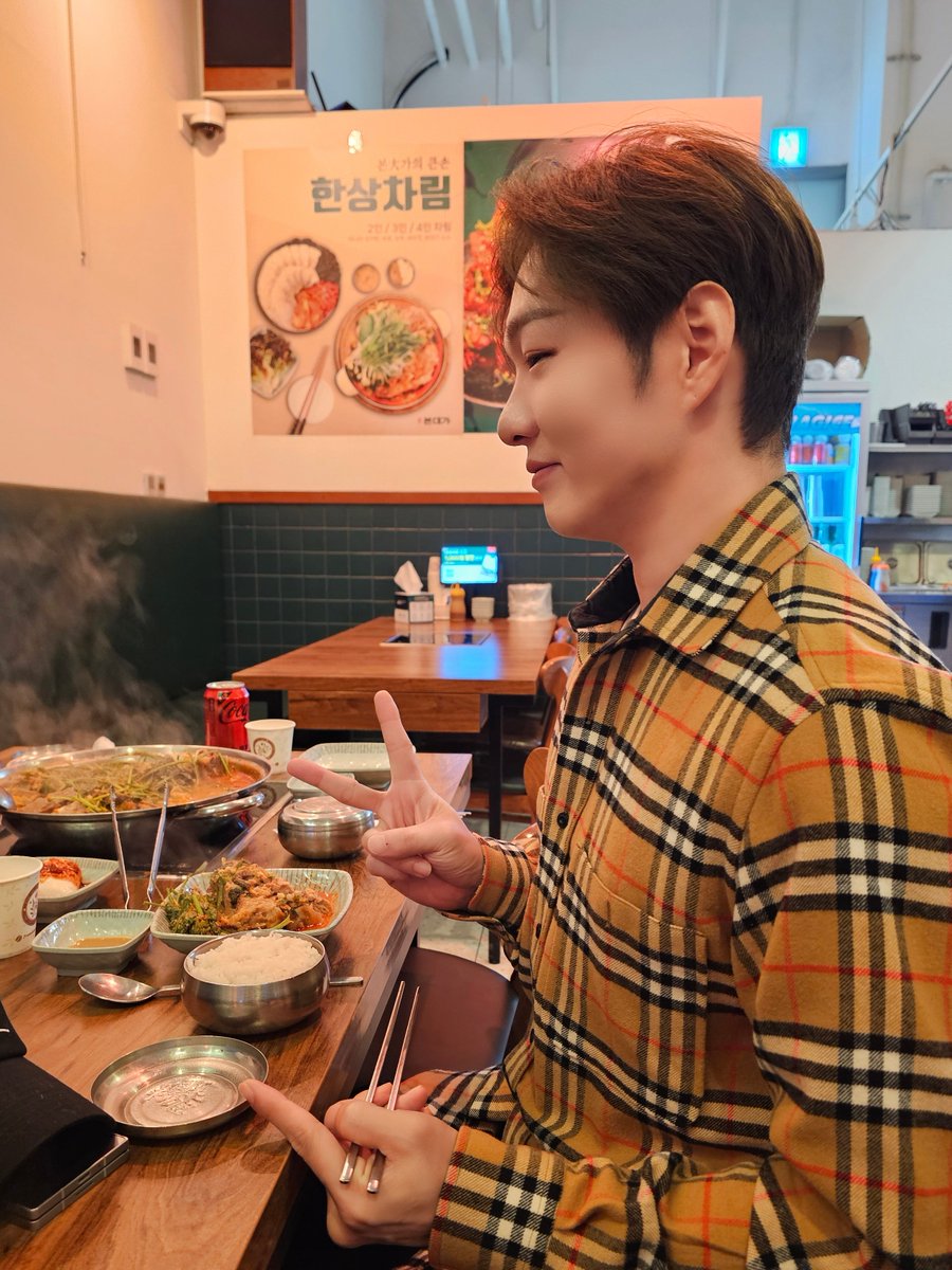 LeeCS_Official's tweet image. [🚨] [#실사지오]
|･ω･`*)ッ📣 #EndAnd 인천 콘서트 D-1‼️

창섭 군의 늦은 저녁은 뜨끈한 감자탕!🔥
zz6친💙멜로디는 어떤 저녁을 보내셨나요⁉️

📍다시 함께 달리는 전국투어의 첫 도시
#짱섭짱친_이렇게_우린_인천에_있잖아
모두 따뜻한 하루의 마무리 되세요🥰

#LEECHANGSUB
#EndAnd #엔드앤드