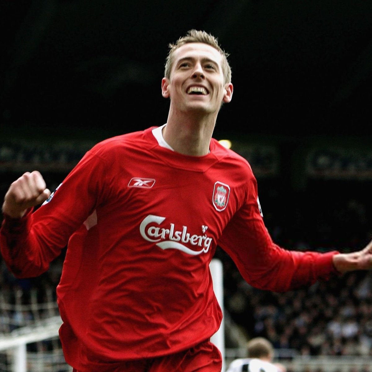 VibesFoot's tweet image. 🔴 À son arrivée à Liverpool en 2005, 𝗣𝗲𝘁𝗲𝗿 𝗖𝗿𝗼𝘂𝗰𝗵 𝗮 𝗽𝗮𝘀𝘀𝗲́ 𝘀𝗮 𝗽𝗿𝗲𝗺𝗶𝗲̀𝗿𝗲 𝘀𝗲𝗺𝗮𝗶𝗻𝗲 𝗮̀ 𝗹&apos;𝗵𝗼̂𝘁𝗲𝗹. 🏨

𝗟&apos;𝗮𝘁𝘁𝗮𝗾𝘂𝗮𝗻𝘁 𝗮 𝗲𝘂 𝘂𝗻 𝗰𝗼𝘂𝗽 𝗱𝗲 𝗳𝗼𝘂𝗱𝗿𝗲 𝗽𝗼𝘂𝗿 𝗹𝗮 𝗿𝗲́𝗰𝗲𝗽𝘁𝗶𝗼𝗻𝗻𝗶𝘀𝘁𝗲 et en a parlé à ses nouveaux…