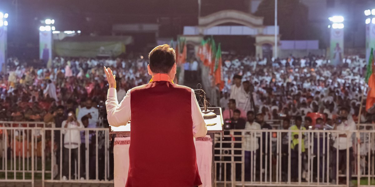 Devendra_Office's tweet image. 🔸CM Devendra Fadnavis at the &apos;Jahir Sabha&apos; in support of BJP candidates for NagarAdhyaksha of Nagar Panchayat and Municipal Councils &amp;amp; all NagarSevak candidates in Yavatmal district.  

🪷 Adv. Priyadarshani Uike - NagarAdhyaksha Candidate - Yavatmal Municipal Council
🪷 Atish…