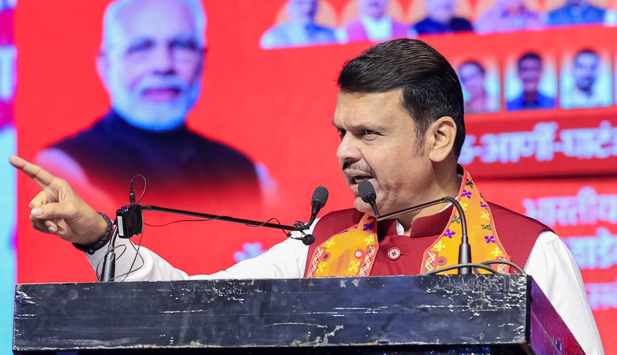 Devendra_Office's tweet image. 🔸CM Devendra Fadnavis at the &apos;Jahir Sabha&apos; in support of BJP candidates for NagarAdhyaksha of Nagar Panchayat and Municipal Councils &amp;amp; all NagarSevak candidates in Yavatmal district.  

🪷 Adv. Priyadarshani Uike - NagarAdhyaksha Candidate - Yavatmal Municipal Council
🪷 Atish…