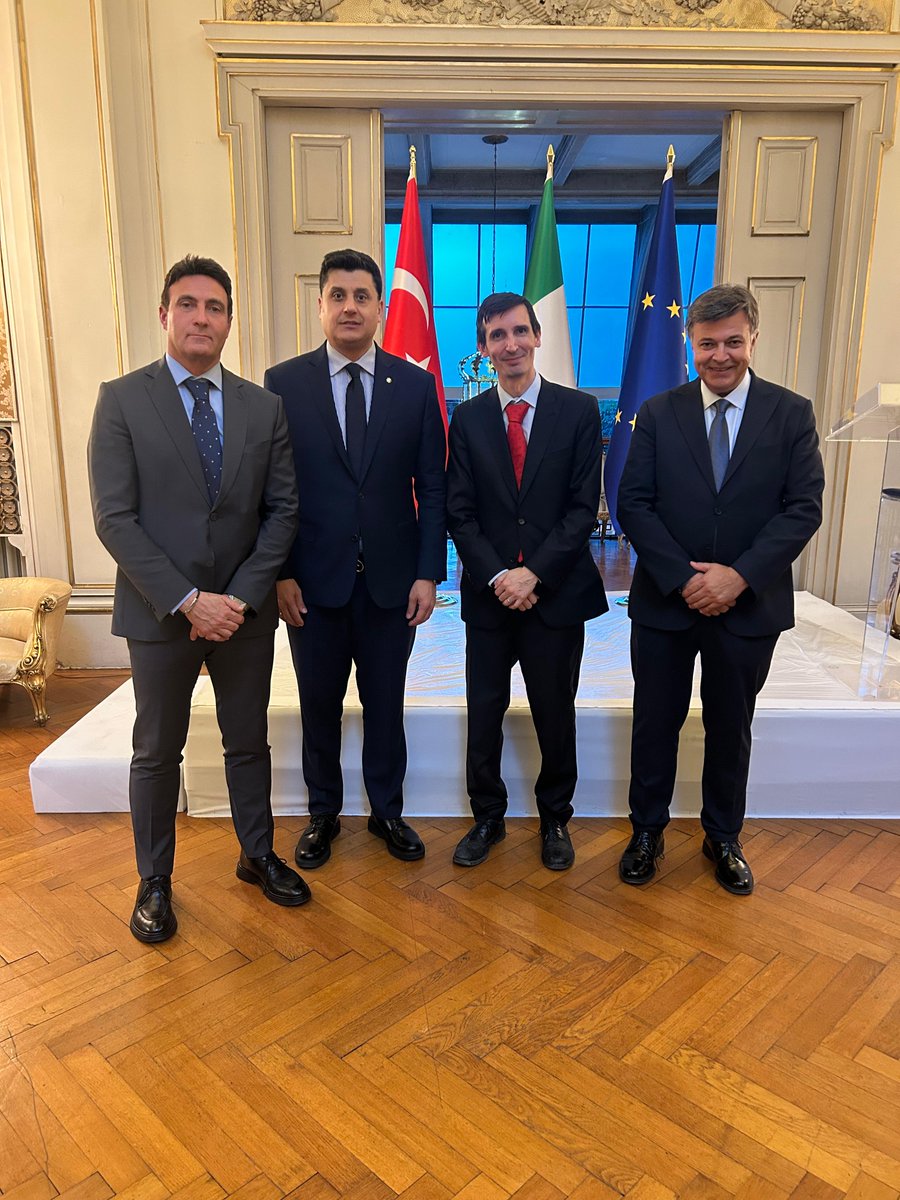 BAŞKAN MARAŞ’TAN İTALYA TARIM BAKANI LOLLOBRIGIDA’YA AYDIN İNCİRİ TAKDİMİ    

Yönetim Kurulu Başkanımız Gökhan Maraş, İtalya Tarım, Gıda ve Orman Bakanı Sayın Francesco Lollobrigida’nın İstanbul ziyareti kapsamında, İtalya Cumhuriyeti’nin Ankara Büyükelçisi Sayın Giorgio