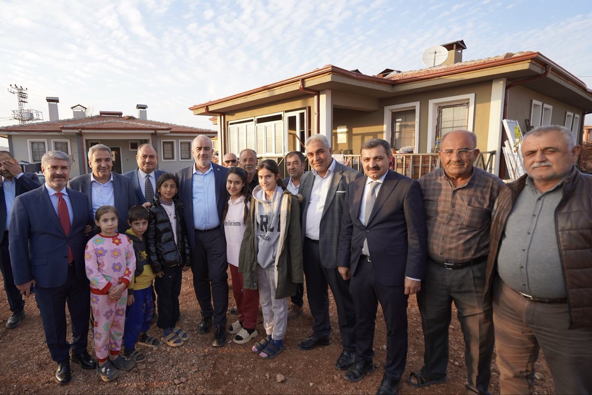 📍Besni Kutluca 

Ata toprağım Kutluca’dayız…

Hemşehrilerimle kucaklaşmanın, onların tertemiz yüreklerinden çıkan duaları almanın mutluluğunu yaşadık.

Kutluca, tıpkı Adıyaman’ımızın her köşesi gibi; büyük memleket aşkımızın mayalandığı yerdir.

Hemşehrilerimin sıcak