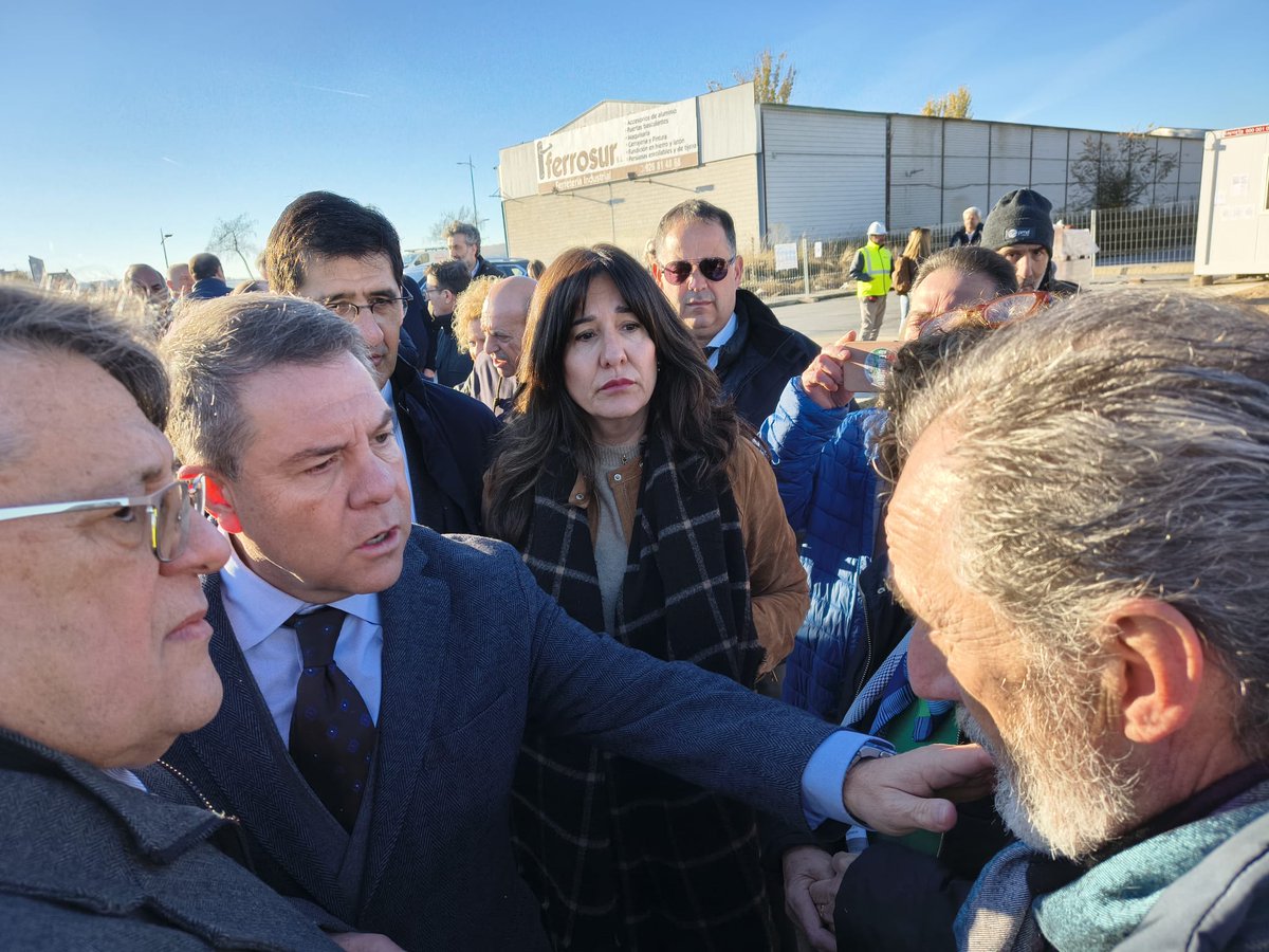 Representantes vecinales abordan a García-Page en la calle para exigirle que detenga su plan de biometanización. Léalo en revistaenologos.es