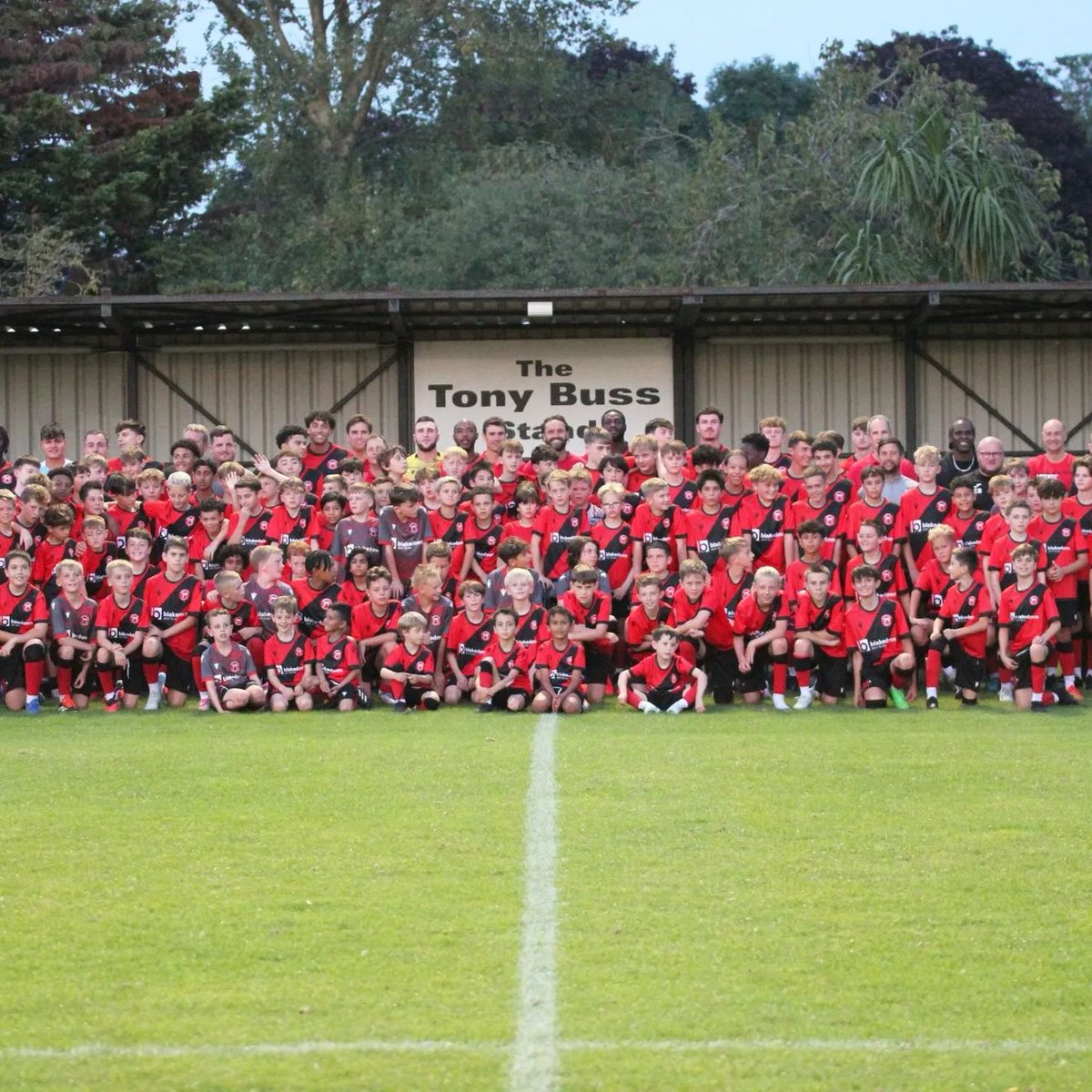 Bees United Community Fund recipients Hanworth Villa are nominated for FSA Goal of the Year 2025 for Sam Merson’s strike vs Farnham Town! 👏⚽️

Watch the shortlist: thefsa.org.uk/fsa-goal-of-th…

Vote before Monday night: surveymonkey.com/r/fsa-goty-2025

Let’s get behind HV! 💪⚽️