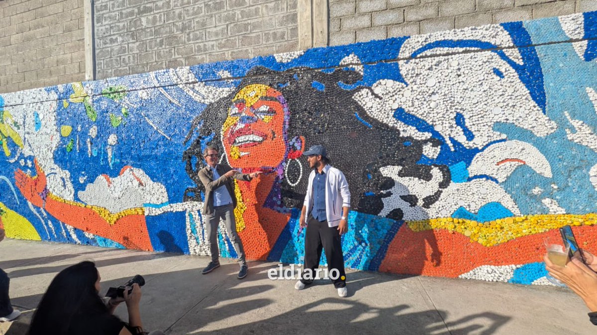 Olivarescfc's tweet photo. Presentando nuestro nuevo mural con más de 150.000 tapas en Caracas, junto al Presidente de Empresas Polar, Lorenzo Mendoza.

Esta obra, ubicada en la 4ta Transversal de Los Cortijos, es el mural más grande que hemos hecho en la ciudad, en colaboración con Minalba. https://t.co/VqH1aJkpqh