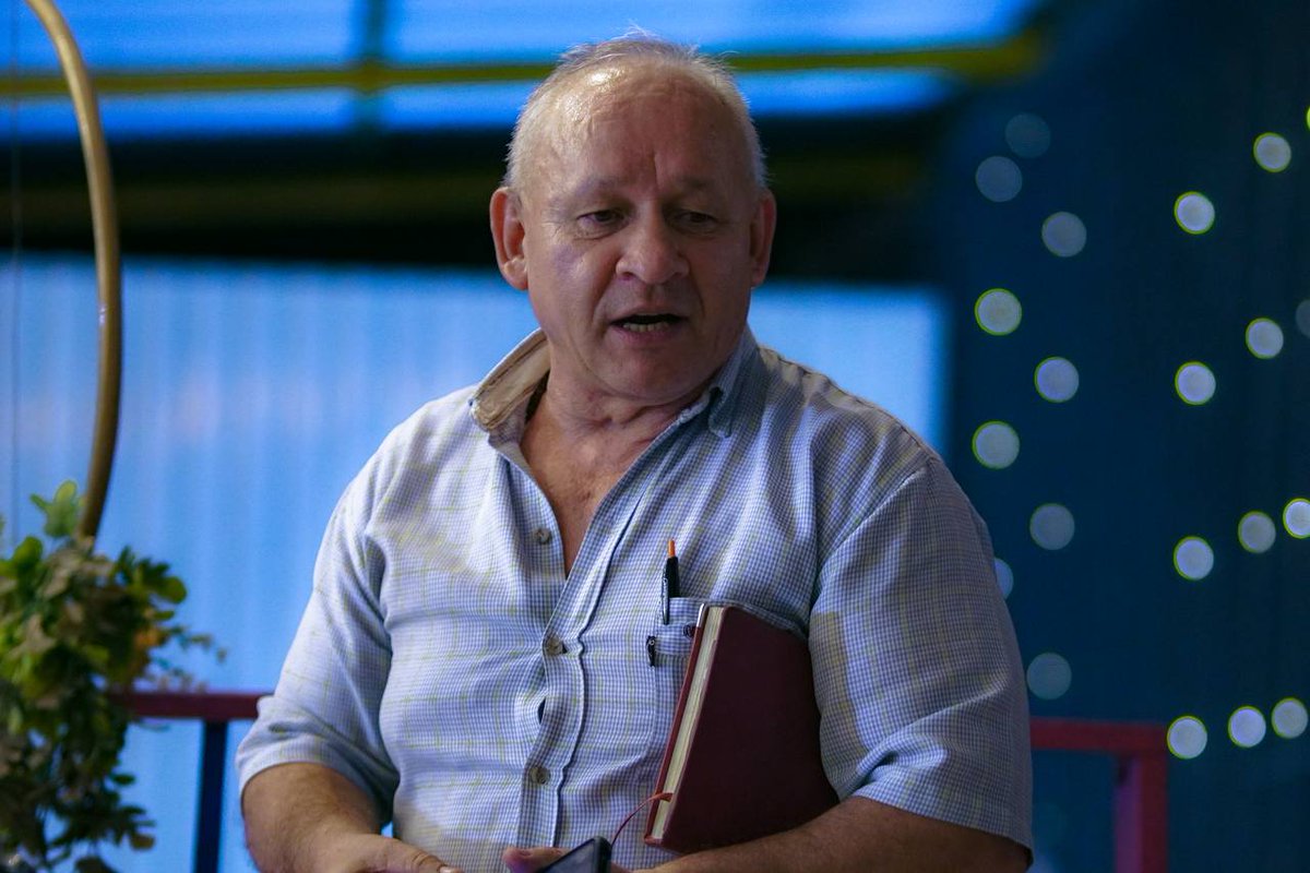 Compartir un rato con buenos amigos siempre llena el alma. Cada encuentro es un recordatorio de que el camino se recorre mejor cuando se anda acompañado.