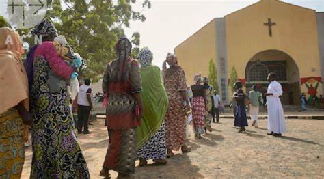 El obispo nigeriano Wilfred Anagbe también ha intervenido en el Parlamento Europeo invitado por el grupo ‘Patriots’:

"La sangre de los mártires de Nigeria clama a vuestro auxilio. Por favor, no permanezcáis en silencio", dijo, refiriéndose al genocidio perpetrado contra los