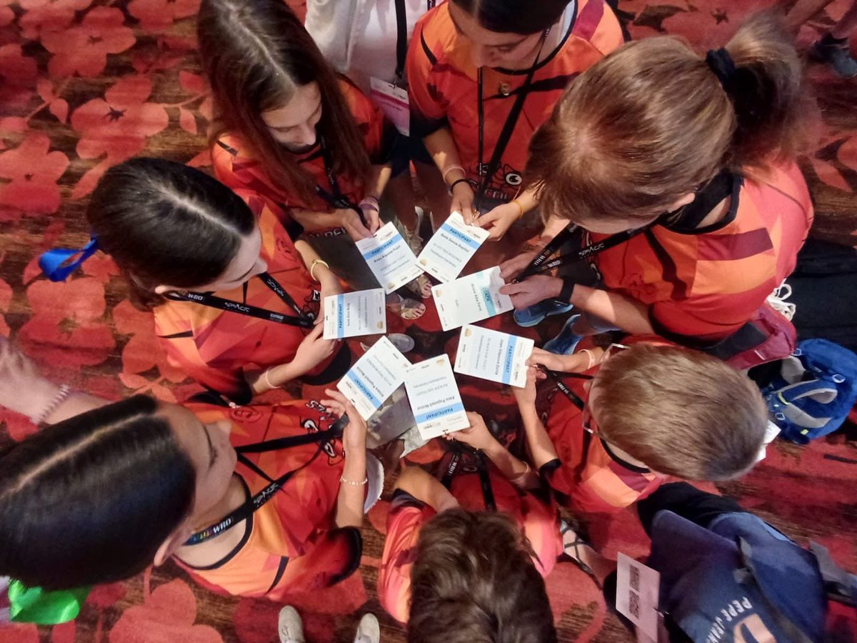 RadioSeu's tweet image. #EnImatges L&apos;Escola Albert Vives de #laSeu participa, amb dos equips, a la Final Mundial de la World Robot Olympiad, a Singapur. #AltUrgell #Pirineu #Catalunya #robòtica #WRO2025 + informació: tuit.cat/N9jjm