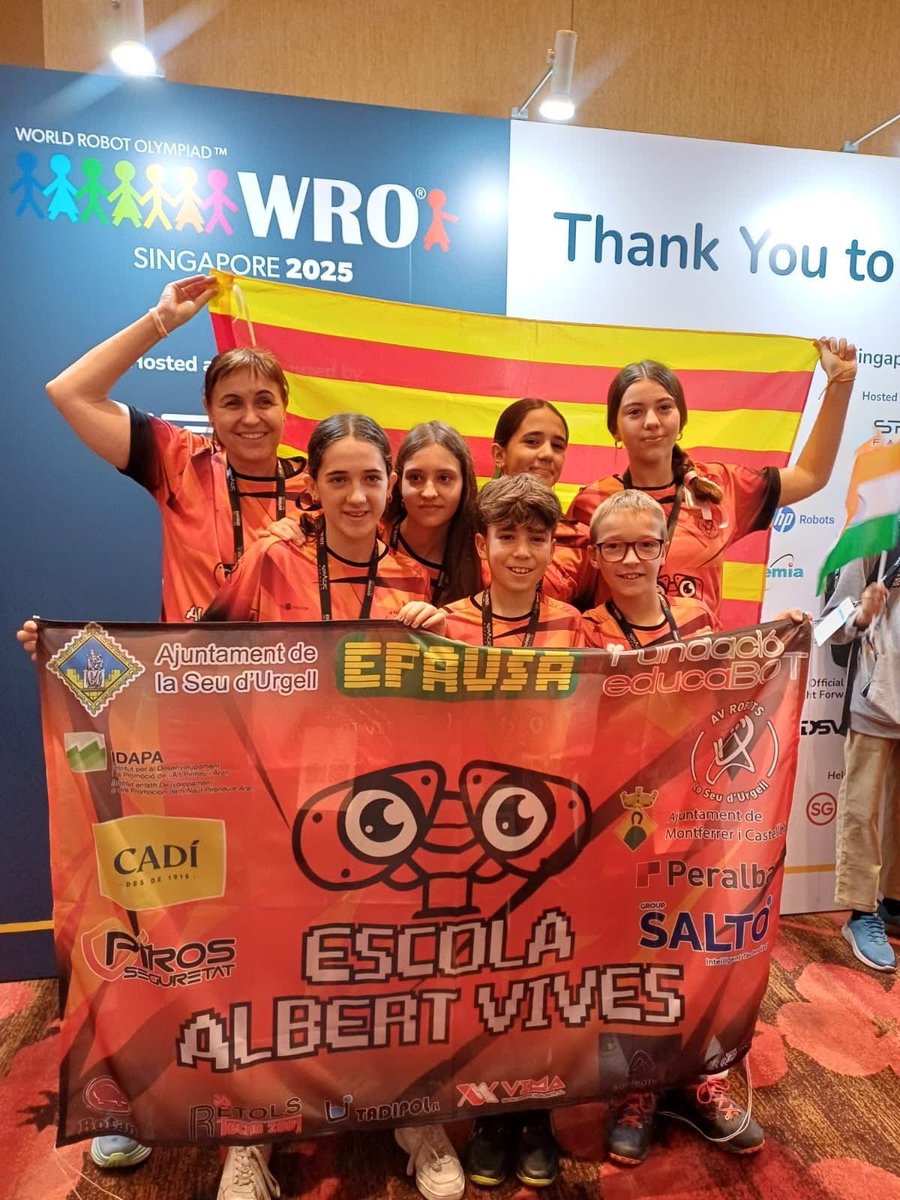 RadioSeu's tweet image. #EnImatges L&apos;Escola Albert Vives de #laSeu participa, amb dos equips, a la Final Mundial de la World Robot Olympiad, a Singapur. #AltUrgell #Pirineu #Catalunya #robòtica #WRO2025 + informació: tuit.cat/N9jjm