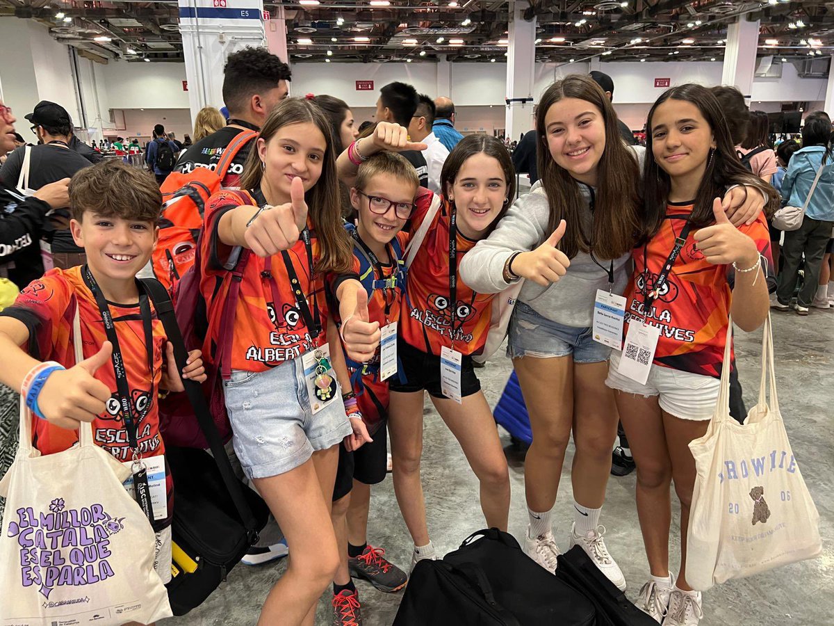 RadioSeu's tweet image. #EnImatges L&apos;Escola Albert Vives de #laSeu participa, amb dos equips, a la Final Mundial de la World Robot Olympiad, a Singapur. #AltUrgell #Pirineu #Catalunya #robòtica #WRO2025 + informació: tuit.cat/N9jjm