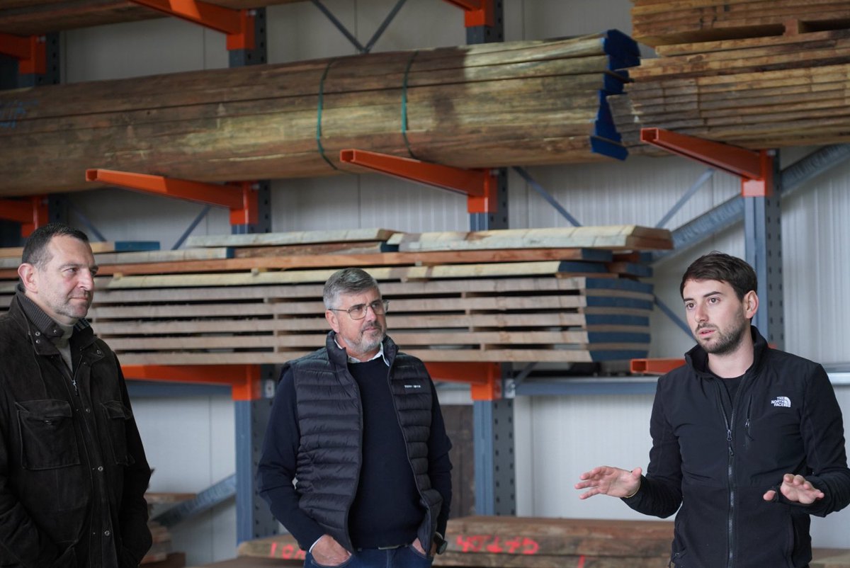 OrsucciJC's tweet photo. C’est avec fierté que nous étions rassemblés vendredi dernier à la Menuiserie Da Costa située à Musella, mise à l’honneur dans le cadre de la semaine de l’industrie par la @capeb_fr. 
 
L’ensemble des institutions présentes (@CciCorse, Chambre des Métiers, @missionlocale , @Capemploi_Corse , @FranceTravail …) ont pu constater la qualité de l’atelier, les conditions de travail des salariés et comprendre grâce aux explications de Luis la chaîne de production et de valorisation, de l’arrivée du bois jusqu’à la confection de la menuiserie. 

Une entreprise qui a su s’adapter aux évolutions réglementaires et répondre aux exigences architecturales et patrimoniales, leur permettant de confectionner entre autres des portes dédiées à des tours génoises ou des volets avec jalousies comme on en a dans notre centre historique avec son gris bonifacien.
 
En tant que Maire, je suis très heureux d’avoir assisté à cet évènement qui consacre leur évolution, depuis leur menuiserie traditionnelle qui se trouvait au cœur de la campagne bonifacienne, avant leur relocalisation dans la tranche 2 de la Zone Artisanale de Musella réalisée par notre Municipalité. 

Ils ont ainsi pu booster leur capacité de production, multiplier par 4 leurs effectifs et passer de 150 m2 à près de 900 m2.

Bien que la majeure partie du mérite revienne à la famille Da Costa et leurs artisans, cette réussite fait partie des exemples criants où le partenariat public/privé, à travers la libération de foncier à destination des entreprises, favorise grandement l’essor économique.

Un grand bravo à Filipe, Alexandrine, Luis ainsi qu’à tous les artisans de cette belle structure familiale pour leur travail exercé avec passion et longue vie à la menuiserie Da Costa !