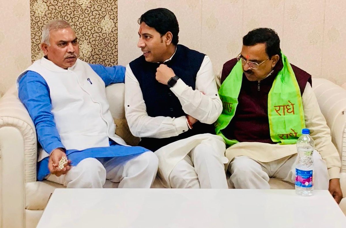 jpsbjp's tweet photo. भाजपा के राष्ट्रीय सह- संगठन मंत्री आदरणीय श्री शिवप्रकाश जी भाईसाहब से आज उनके कानपुर नगर आगमन उपरांत प्रस्थान के समय रेलवे स्टेशन पर शिष्टाचार मुलाक़ात।
#TeamJPS
#akbarpurloksabha https://t.co/k6IPyLvNDS