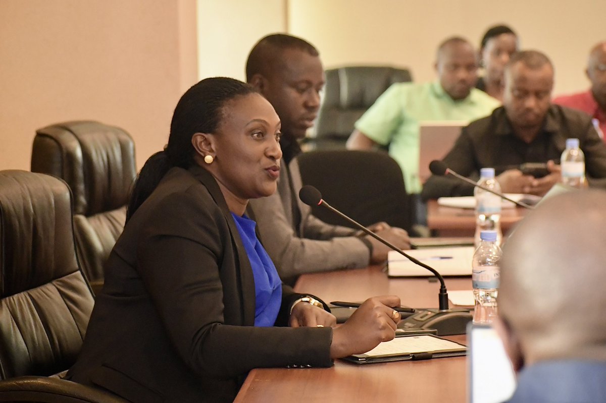 RwandaSouth's tweet photo. Kuri uyu wa gatanu, Guverineri @AKayitesiAlice ari kugirana ikiganiro n'abanyamakuru bakorera ibitangazamakuru bitandukanye, aho kiri kugaruka ku ishusho y'iyi Ntara mu nzego zitandukanye, zirimo umutekano, ubukungu, imibereho y'abaturage, imiyoborere n'ubutabera. https://t.co/Lx7UpSBNkP