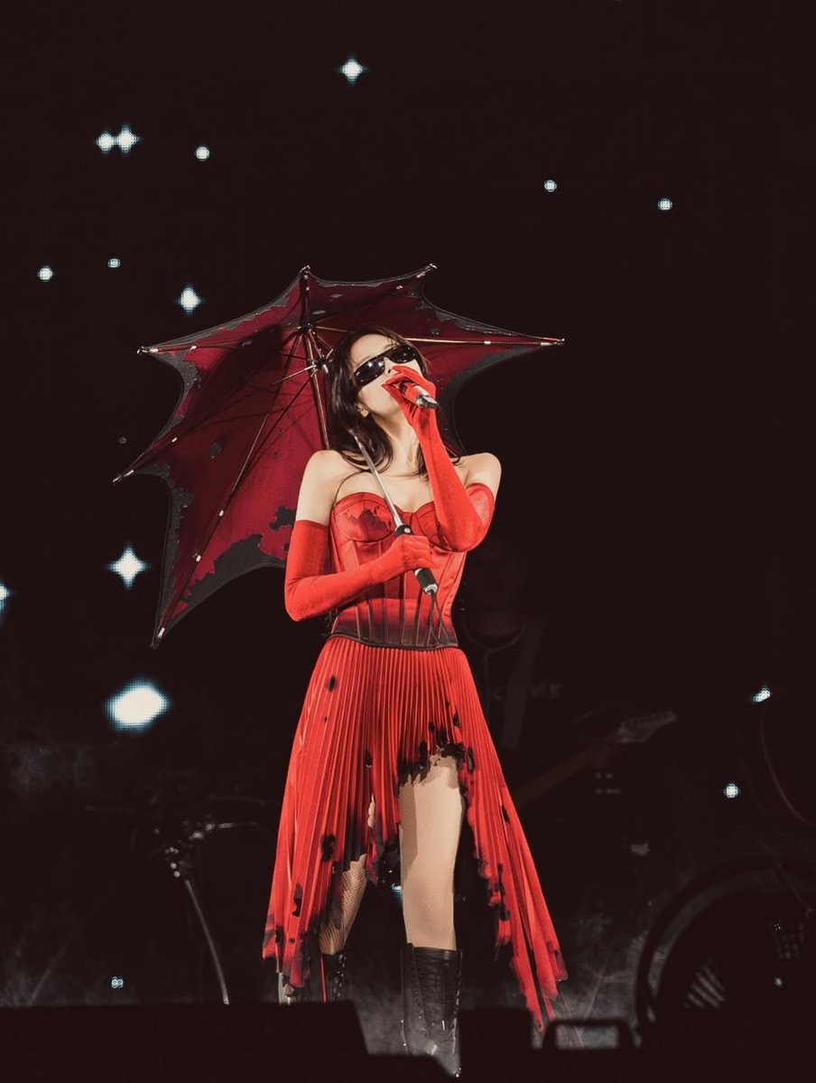 jnkcyber's tweet image. sam woolf instagram update with JENNIE