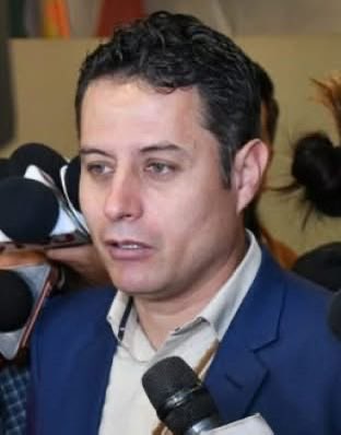 reddtvoficial's tweet photo. "No me siento afectada ni acosad4 por declaraciones de Lara, yo hice mucha campaña por él y Paz en El Alto" 

La diputada de PDC #ClaudiaBilbao respondió al vicepresidente #EdmandLara, dijo que no se siente #afectada ni acosad4 políticamente por sus declaraciones contra ella tras tildarla de jud4s. 

Bilbao dice que ella hizo mucha campaña en El Alto por el binomio y que no es traidor4 ni le debe el favor a nadie, agregó que Lara debería cuidar su entorno porque tiene infiltrado a evistas que le están mal asesorando. Indico que ella viene del proyecto político de Rodrigo Paz.