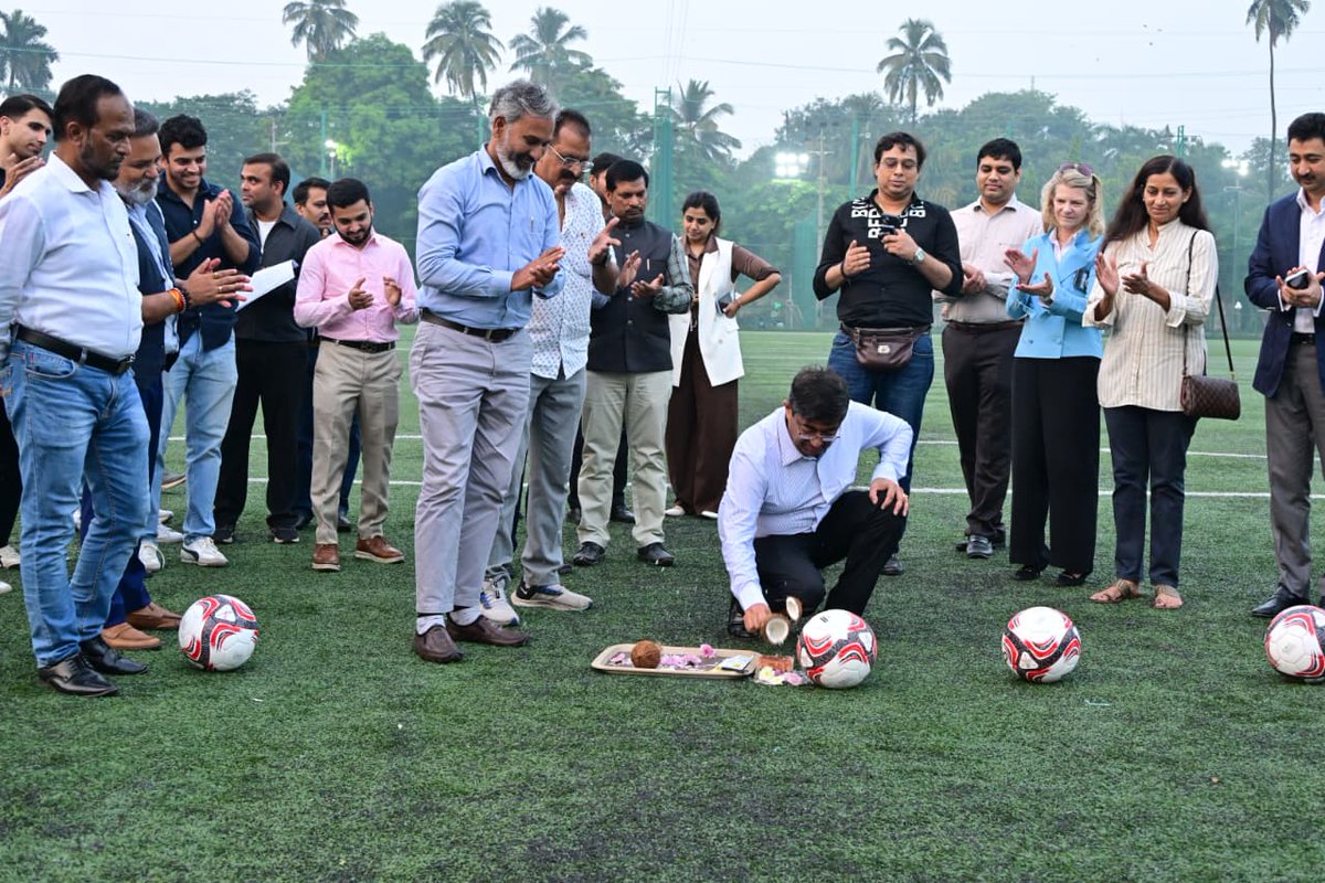 MahaDGIPR's tweet image. क्रीडा विभागातर्फे ‘प्रोजेक्ट महा-देवा’च्या राज्यस्तरीय स्काऊटिंग अंतिम फेरीचे उद्घाटन मित्रा चे मुख्य कार्यकारी अधिकारी प्रविण परदेशी यांच्या प्रमुख उपस्थितीत कुपरेज फुटबॉल मैदान येथे करण्यात आले. महाराष्ट्रात #फुटबॉल चा पाया मजबूत करण्याच्या उद्दिष्टाने सुरू झालेल्या या…
