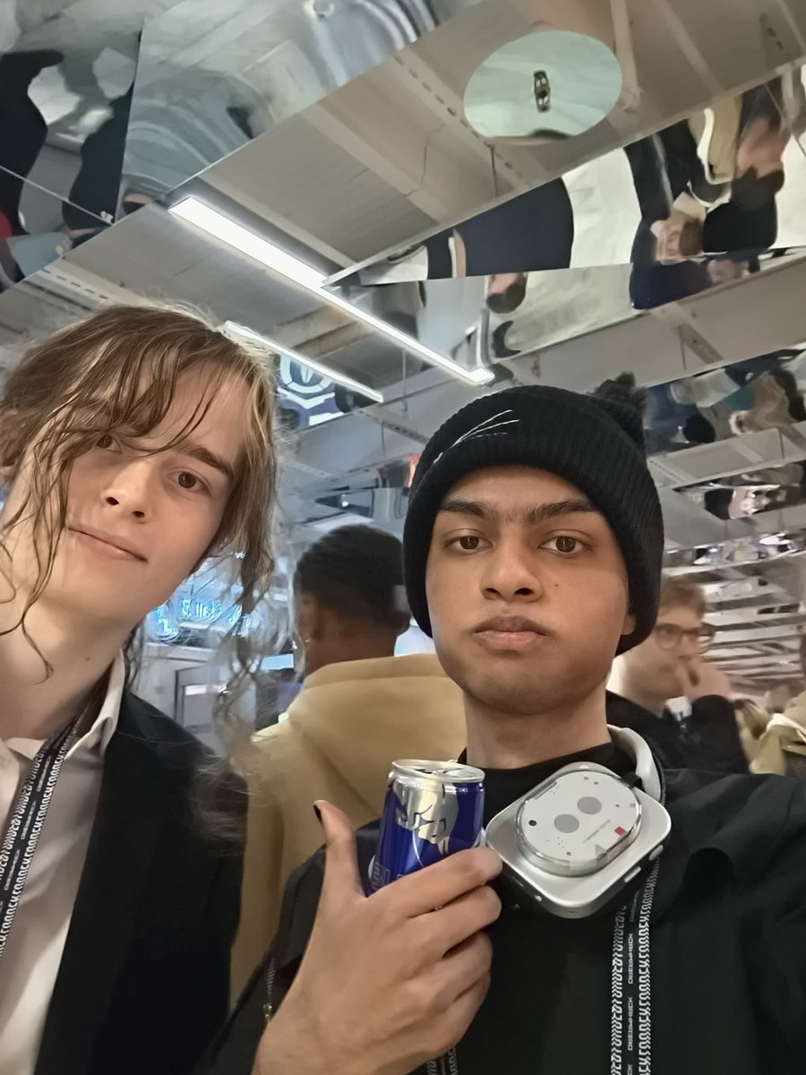 KAJOR_'s tweet image. met #oomf