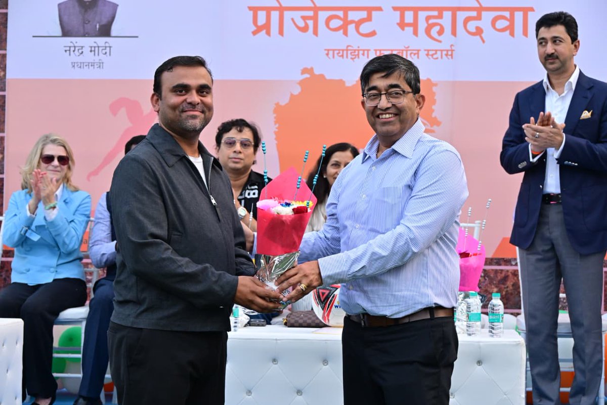 MahaDGIPR's tweet image. क्रीडा विभागातर्फे ‘प्रोजेक्ट महा-देवा’च्या राज्यस्तरीय स्काऊटिंग अंतिम फेरीचे उद्घाटन मित्रा चे मुख्य कार्यकारी अधिकारी प्रविण परदेशी यांच्या प्रमुख उपस्थितीत कुपरेज फुटबॉल मैदान येथे करण्यात आले. महाराष्ट्रात #फुटबॉल चा पाया मजबूत करण्याच्या उद्दिष्टाने सुरू झालेल्या या…