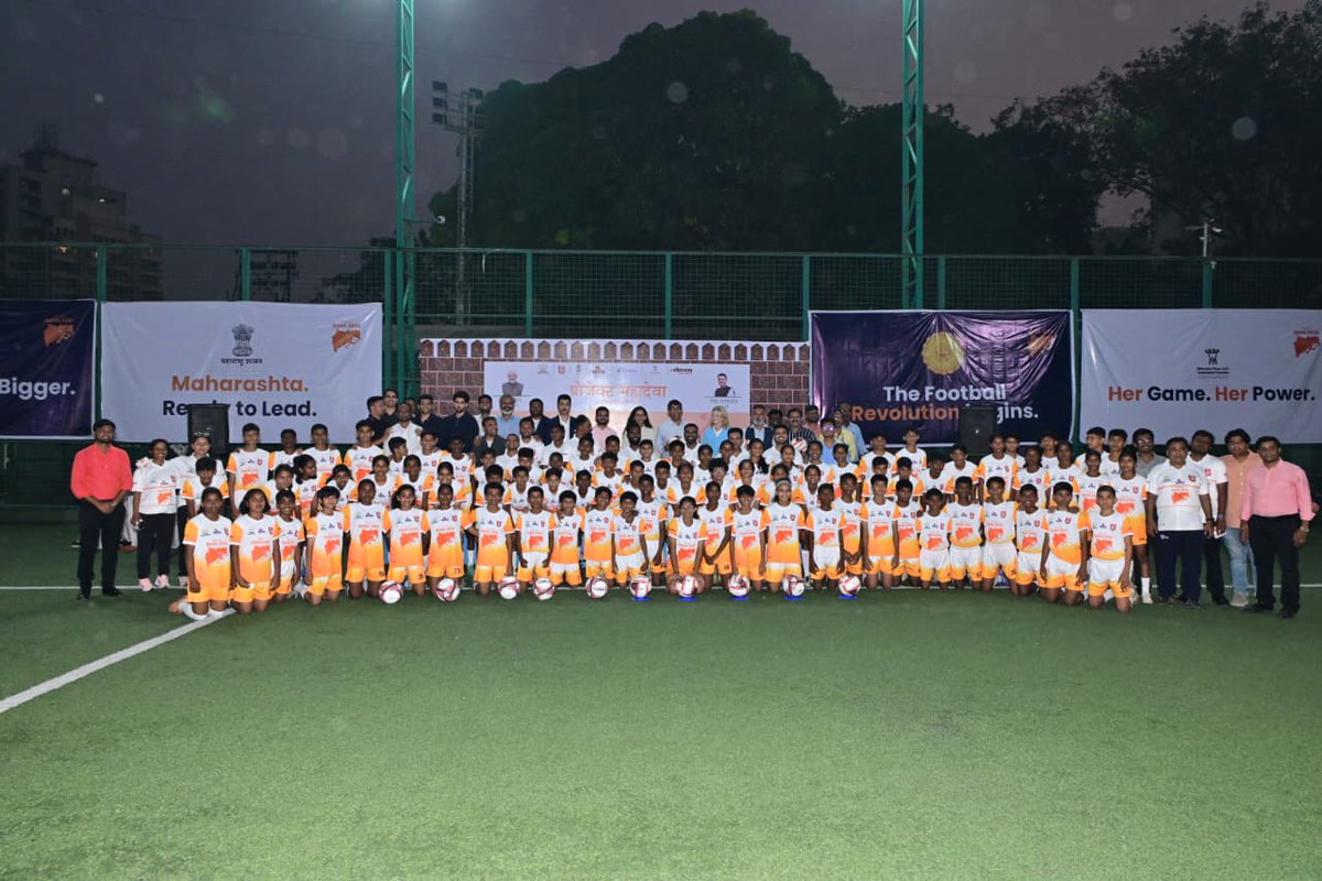 MahaDGIPR's tweet image. क्रीडा विभागातर्फे ‘प्रोजेक्ट महा-देवा’च्या राज्यस्तरीय स्काऊटिंग अंतिम फेरीचे उद्घाटन मित्रा चे मुख्य कार्यकारी अधिकारी प्रविण परदेशी यांच्या प्रमुख उपस्थितीत कुपरेज फुटबॉल मैदान येथे करण्यात आले. महाराष्ट्रात #फुटबॉल चा पाया मजबूत करण्याच्या उद्दिष्टाने सुरू झालेल्या या…