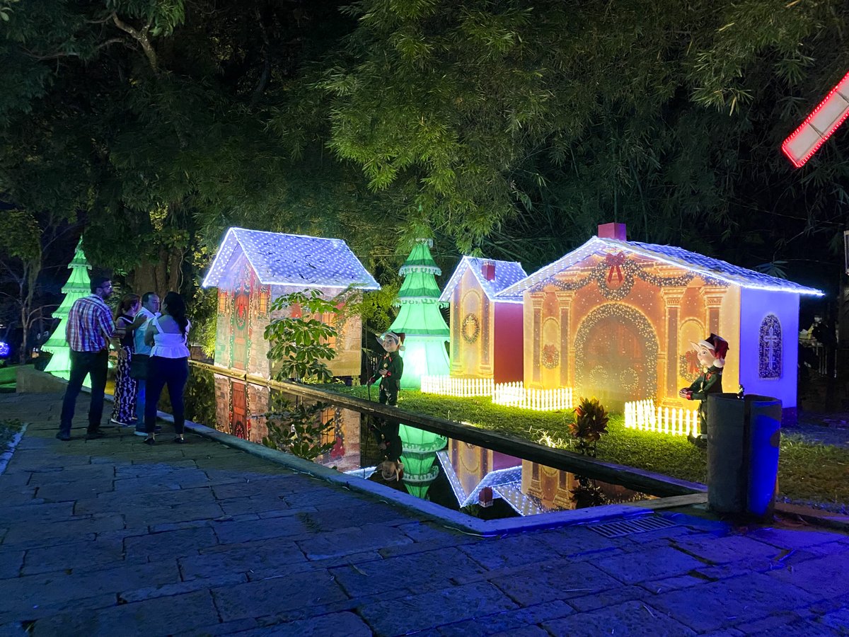 #UnSueñoDeNavidad La magia de la Navidad vuelve al Parque del Agua.  Vive Un Sueño de Navidad: villas iluminadas, nieve, pista de patinaje y la Casa de Santa.
Y este año vamos más lejos: la Ruta de la Navidad llevará shows y alegría a barrios del área metropolitana y a Charta.