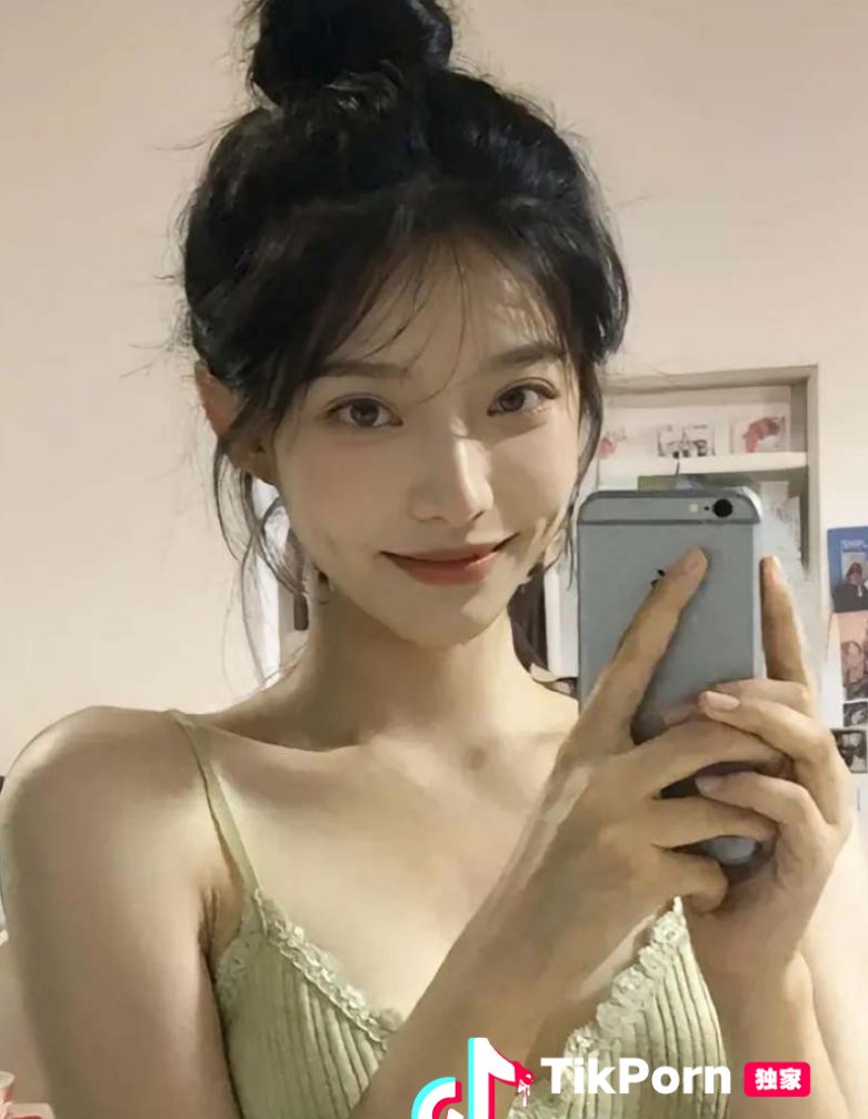 MarkertPat8902's tweet photo. 天津大学这位学生妹，老师同学眼里的三好学生，穿个粉色吊带都算大尺度，父母见了直夸乖巧懂事，谁能想到私底下是条听话小母狗！男友一带酒店就彻底��飞，奶子粉得发光，骚穴被操到浪叫连连，最后还主动掰开逼给看内射，反差婊天花板实锤！🍆🍆🍆💕💞视频进官网搜：天津大学 https://t.co/YTke9qsU33 https://t.co/fOICKqMKVX