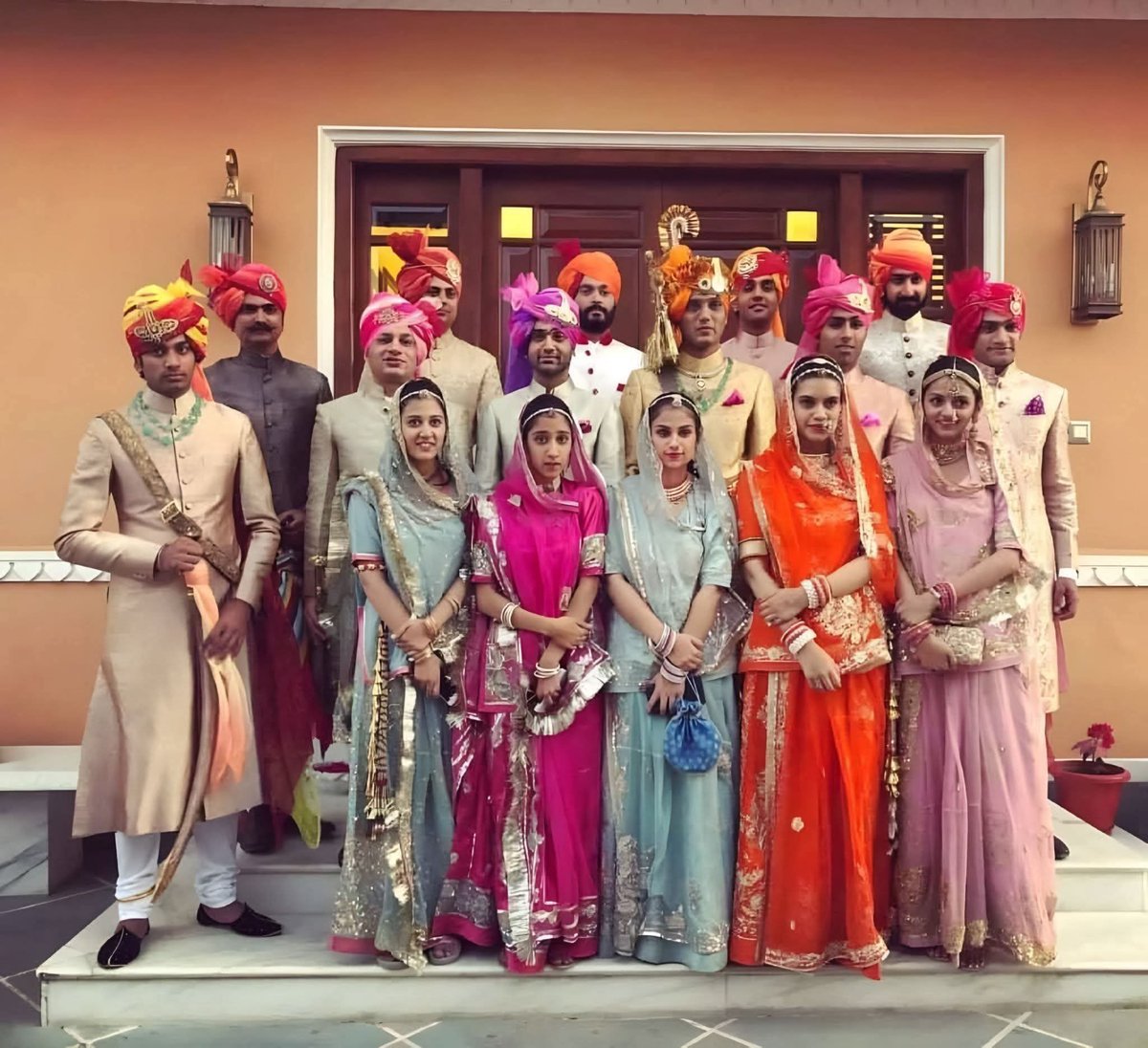 राजपूती पोशाक…..!!!

पुरुषों की पोशाक हर समाज में अलग अलग भी होती है कुछ जगहों पर समानताएँ भी होती है…

लेकिन महिलाओं की ये जो पोशाक है….

इसे आज के समय सभी समाज की महिलाएँ शौक़ से पहनती है…

विशेष रूप से हमारे बिश्नोई समाज की महिलाएँ शादी की पूरी शॉपिंग इन्हीं सूती पोशाकों