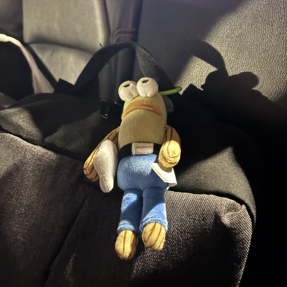 dbaebaeb's tweet image. มะกี้ยืนหันหลังอยุหน้าจามจุรีสแควหันไปสบตาผญคนนึงเค้าดุตกใจ แล้วก้อหลบตาหนี เลยงงว่าเค้าเปงไร พอเค้าเดินเลยไปก้เหนไอตุวนี้ห้อยอยุที่เป๋า ก้อเรยอ่อ เค้าน่าจะจ้องตัวนี้ที่เป๋าชั้นอยุเรยตกใจ 555555555