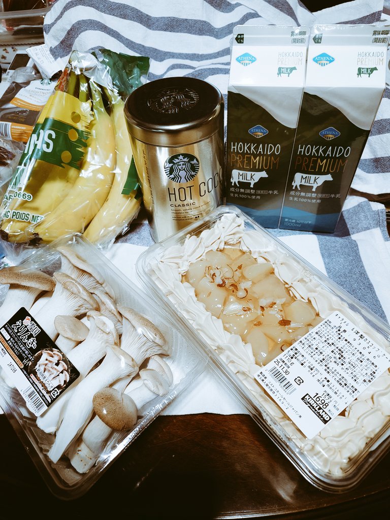 sheepland1's tweet image. もう、夫婦2人だからコストコに行っても食材はあまり買わないのよ
でもねー、スタバのココア買っちゃったんだけど、飲みきれるかしら（笑）
洋梨のスコップケーキ楽しみ✨