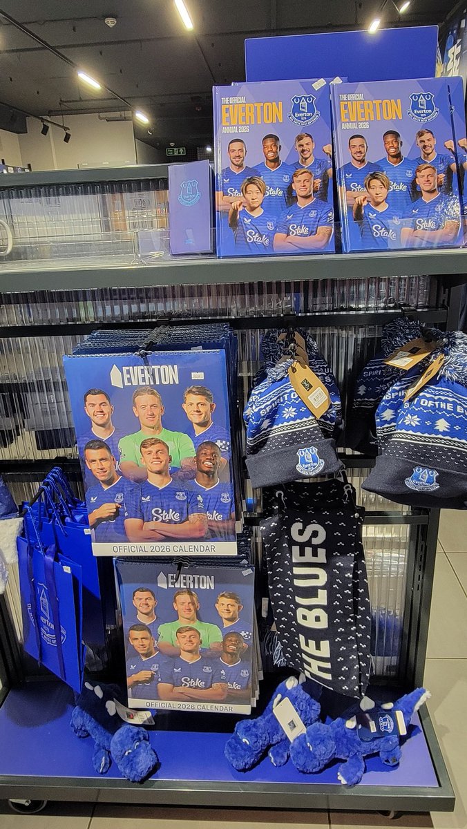 fusowajun's tweet image. Momiki is on the front page of the official Everton annual 2026 with male players. いいね #EFC