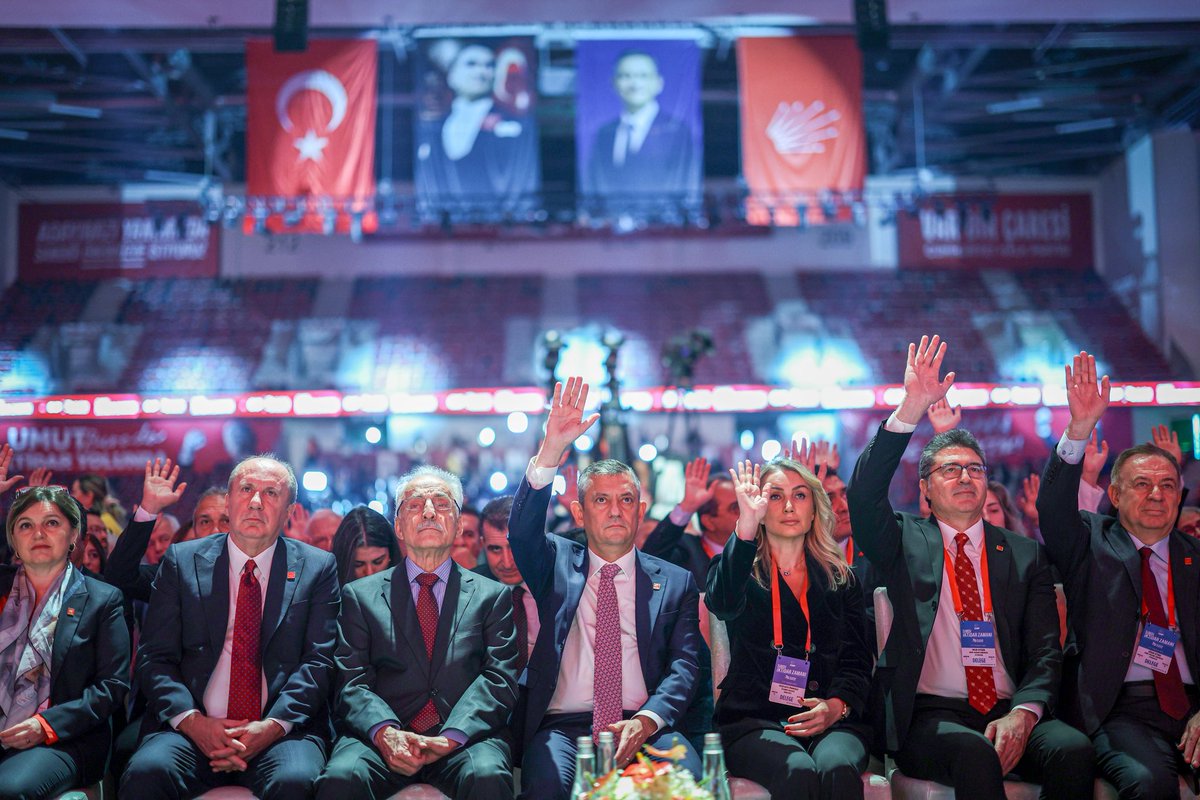 Baba ocağımız Cumhuriyet Halk Partisi'nin 39. Olağan Kurultayı'nın ilk gün programını tamamladık.

Yarının Türkiye’sini inşa edecek yeni parti programımızı ve tüzüğümüzü, delegelerimizin oy birliği ile kabul ettik.

'Güçlü Yurttaş, Güvenli Gelecek, Kazanan Türkiye' diyerek