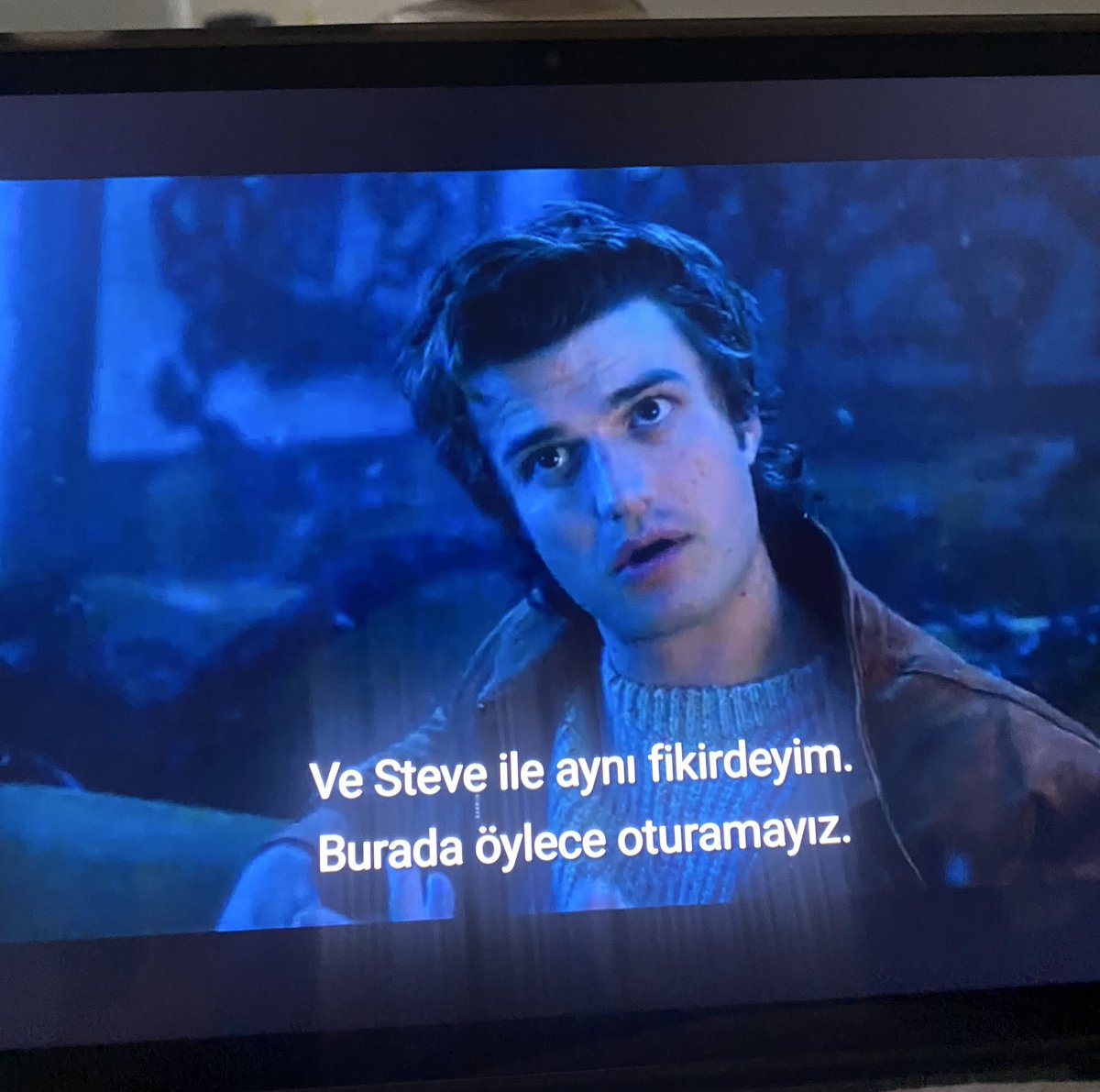 SON DAKİKALARI AĞZIM AÇIK Bİ ŞEKİLDE İZLEDİM 1 AY NASIL BEKLİYCEM?????
ayrıca Steve Harrington yıllar geçse de sana aşığım bunu bil tmm