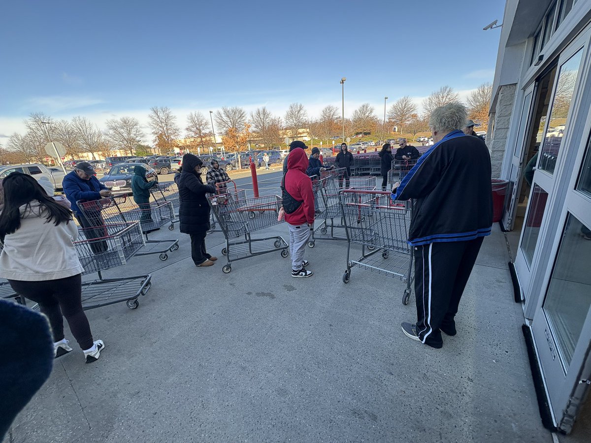 Howe_Arya's tweet photo. @Costco everyone has to wait outside that isn’t an executive member in 37 degree weather. About to Karen it up in this bitch https://t.co/YFvNBw3vXz