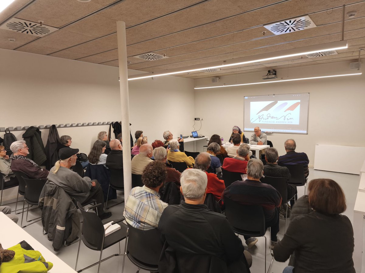 Ahir vaig presentar amb Miquel Flamarich el llibre 'LaMemoriaReciente'. La proximitat del #20N va propiciar un interessant debat.
31 entrev amb visions diverses des de l'esquerra revolucionària.
Estudiar el passat, interpretar el present per entomar el futur.
<a href="/AteneuElPoblet/">Ateneu El Poblet</a> 💪🏼