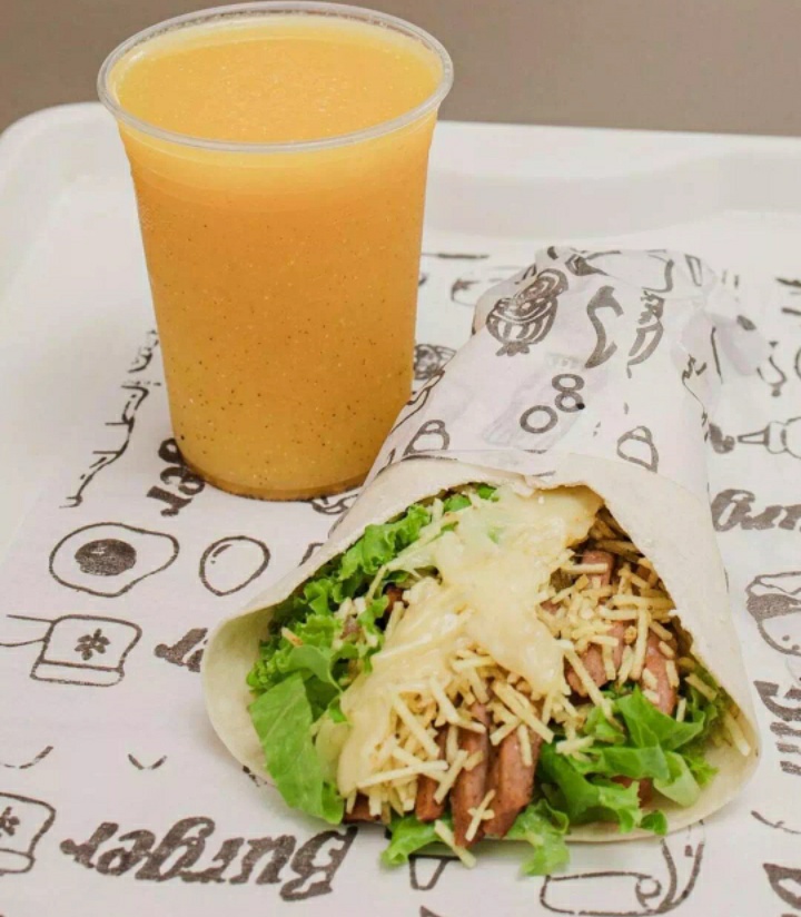 rakeshkaul007's tweet image. Say cheese! Oh wait, it&apos;s already on my burger.

😍 #Foodie #Picoftheday #Foodblogger