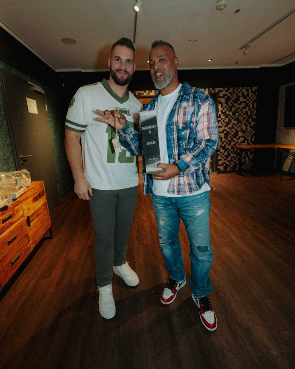 Für die größte Football Bromance Show des Jahres gab es als Dank für Bromania eine Uber Eats Music Hall Stele! 🤙🏈