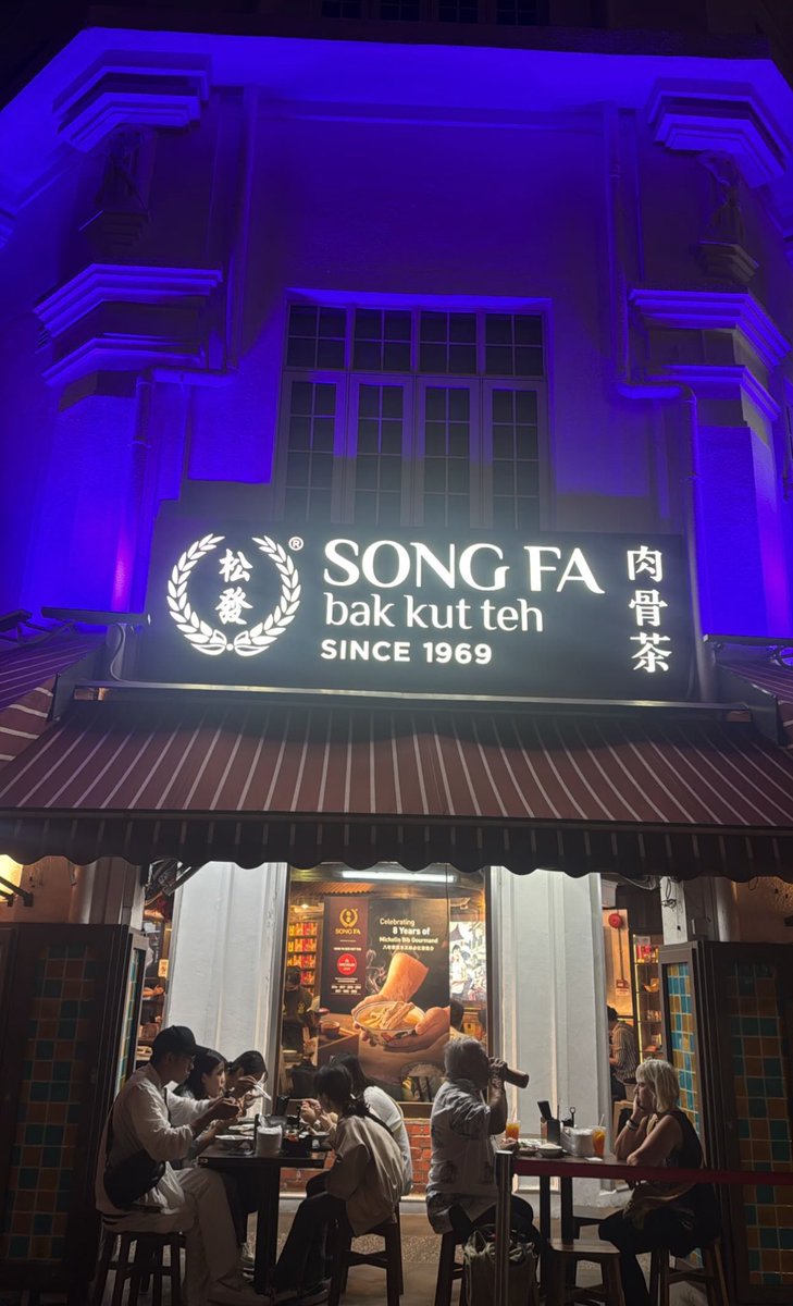 Any kind daddies here willing to sponsor my BKT dinner tonight? 🥺 ❤️ 
#sgnsfw #nsfwsg #nsfwtwt #sgwhore #sgcumslut #sgslut