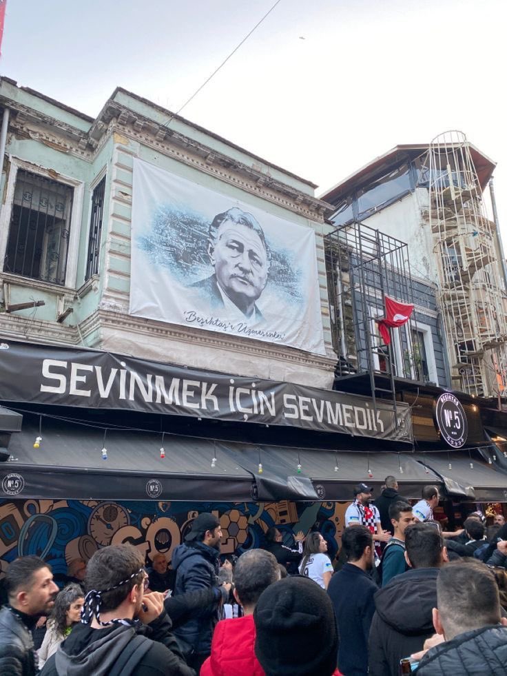 archivebesiktas's tweet photo. sevinmek için sevmedik https://t.co/Tf2WhEWyXP
