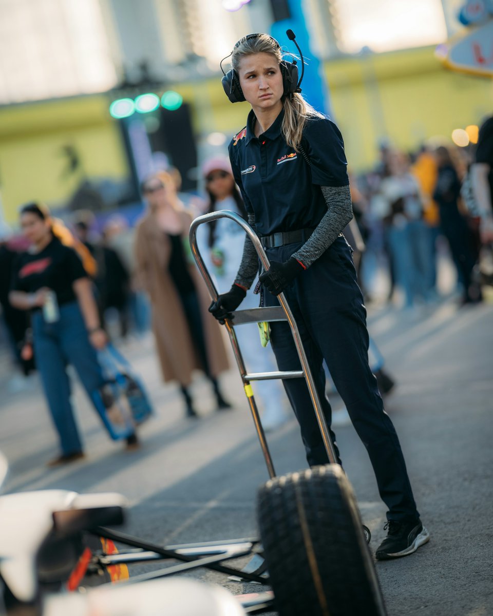 f1academy's tweet image. Here&apos;s to the people of the F1 Academy paddock who keep things running smoothly. 👏

We couldn&apos;t have done this year without you. 🫶

#F1Academy #LasVegasGP
