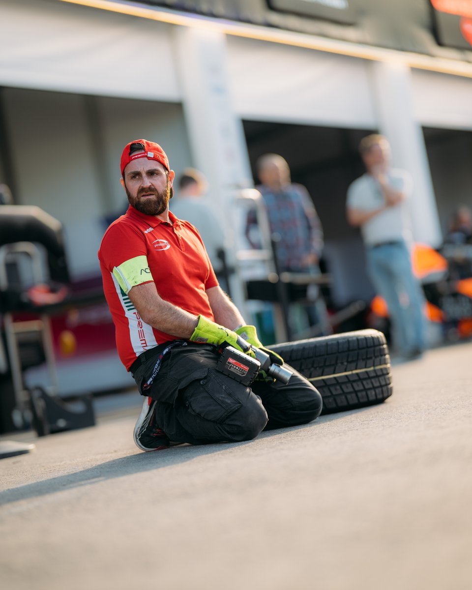 f1academy's tweet image. Here&apos;s to the people of the F1 Academy paddock who keep things running smoothly. 👏

We couldn&apos;t have done this year without you. 🫶

#F1Academy #LasVegasGP