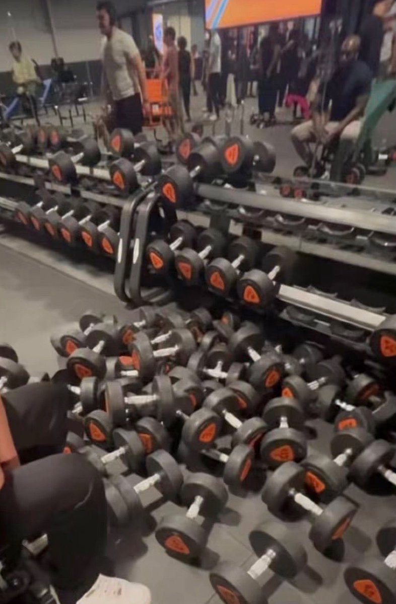 ploufa_yt's tweet image. JE SUIS ENFIN GUÉRI D’MA TENDINITE CV S’ENVOYER A BASIC-FIT COMME MACKOGNEUR