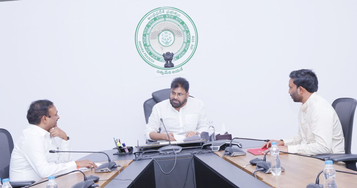 APDeputyCMO's tweet image. రాష్ట్ర ఉప ముఖ్యమంత్రి, @PawanKalyan శుక్రవారం రాత్రి కాకినాడ, మచిలీపట్నం  లోక్ సభ సభ్యులతో సమావేశమయ్యారు. డిసెంబర్ 1వ తేదీ నుంచి ప్రారంభం కానున్న పార్లమెంట్ శీతాకాలం సమావేశాలలో అనుసరించాల్సిన విధానాలపై దిశానిర్దేశం చేశారు. మచిలీపట్నం ఎంపీ శ్రీ @VBalashowry గారు వల్లభనేని…