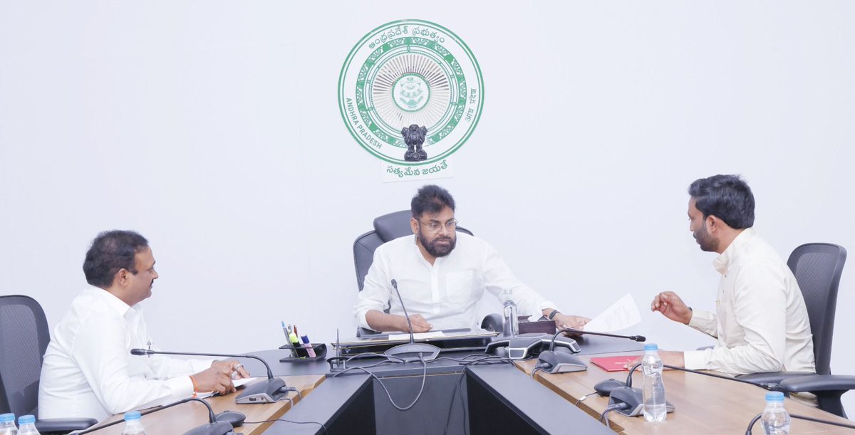 APDeputyCMO's tweet image. రాష్ట్ర ఉప ముఖ్యమంత్రి, @PawanKalyan శుక్రవారం రాత్రి కాకినాడ, మచిలీపట్నం  లోక్ సభ సభ్యులతో సమావేశమయ్యారు. డిసెంబర్ 1వ తేదీ నుంచి ప్రారంభం కానున్న పార్లమెంట్ శీతాకాలం సమావేశాలలో అనుసరించాల్సిన విధానాలపై దిశానిర్దేశం చేశారు. మచిలీపట్నం ఎంపీ శ్రీ @VBalashowry గారు వల్లభనేని…