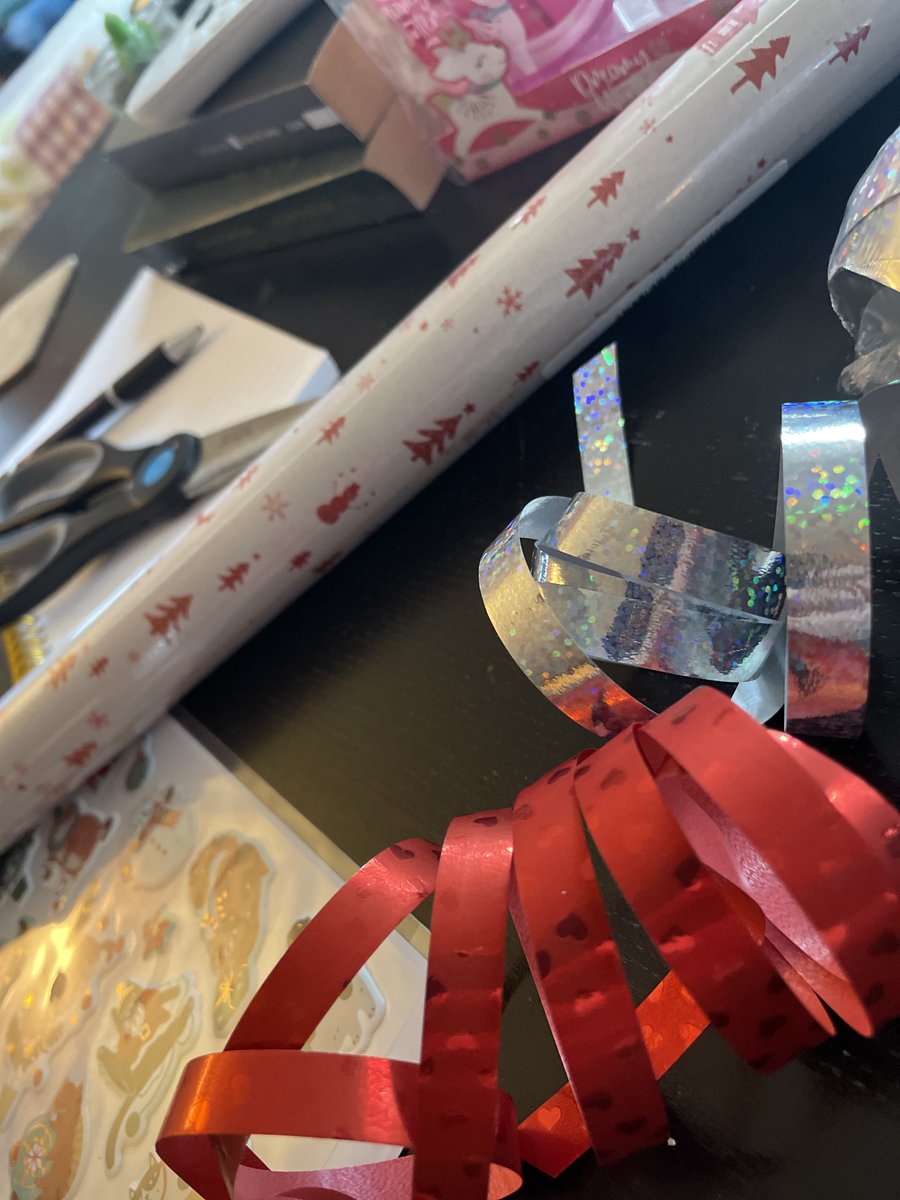 Nachttreue's tweet photo. Wie jedes Jahr sitzt mindestens eine Katze während des Einpackens der Geschenke mitten im Geschehen. 🙄
Sooo spaßig. *rastet gleich aus 😩
#ItsTimeFor... ✨🎄🎁✨
#Christmas2025 #HaveFun https://t.co/jBbwKSv6Bb
