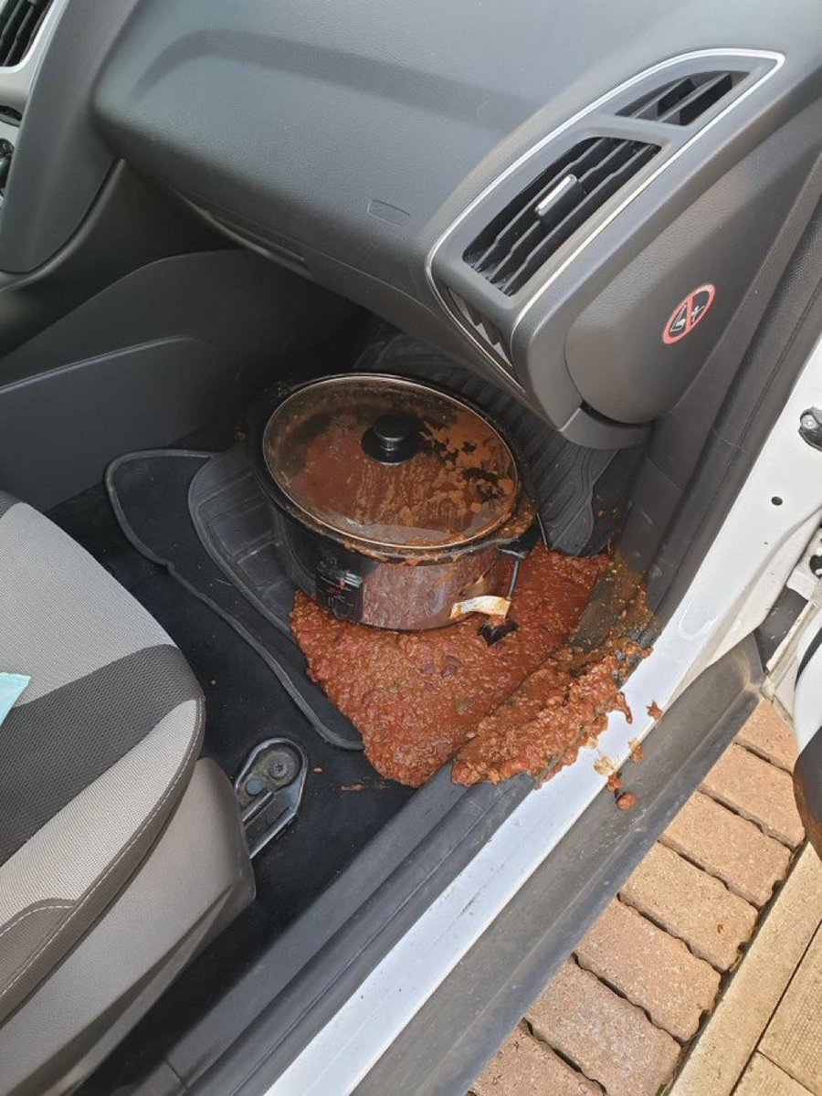 i_phonsy's tweet image. Pqp derrubei a comida do almoço q ia ter na empresa 😭😭 tô fudido