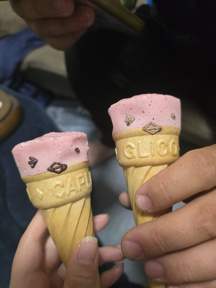 B6bMl's tweet photo. やばい！！投稿してなさすぎて別れたって言われそう🥹🥹
この前1年11ヶ月になった🫶
クリスマス当日は2年記念日☺️

愛犬をお迎えしてからふたりで出かけること無くなっちゃって少し寂しいけど
代わりに得たものも沢山あって毎日楽しい🥰

喧嘩も沢山するし、ムカつくことたくさんあるけど
たかとと付き合えて、同棲できて、かわいいかわいいほいっぷにも巡り会えて幸せ。

たかとが最初は
犬を飼うのはあまり気が進まなかったけど
私がホームシックになっちゃったり、メンタルがおかしくなってきちゃって
犬が来たら変わるかな？って言って前向きに考えてくれたのすごく嬉しかった。

これからも3人で、ずっと一緒に暮らそうね☺️