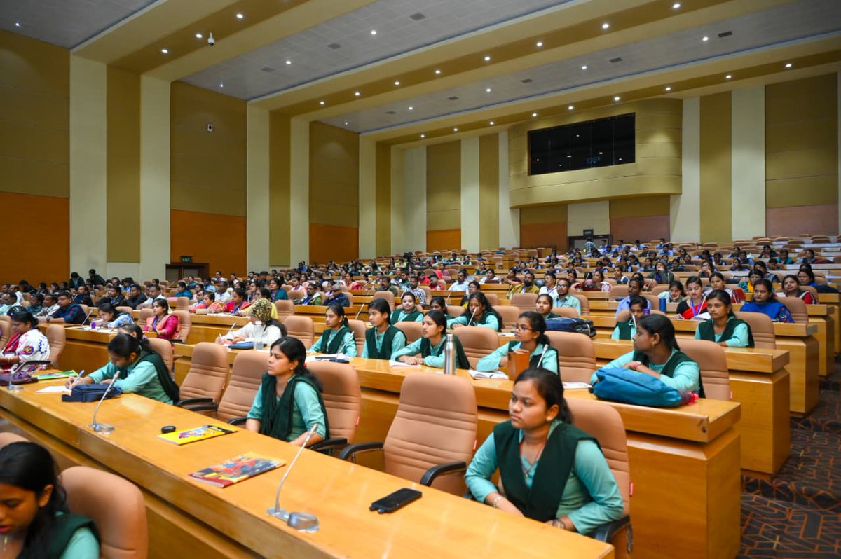 DDNewsOdia's tweet image. ଉଚ୍ଚ ମାଧ୍ୟମିକ ଶିକ୍ଷା ନିର୍ଦ୍ଦେଶାଳୟ ଅଧିନ ବେସରକାରୀ ଅନୁଦାନପ୍ରାପ୍ତ ଉଚ୍ଚ ମାଧ୍ୟମିକ ବିଦ୍ୟାଳୟର ପିଜିଟି ଶିକ୍ଷକ ଶିକ୍ଷୟିତ୍ରୀଙ୍କ ପ୍ରଶିକ୍ଷଣ କାର୍ଯ୍ୟକ୍ରମ ଆଜି ଶେଷ ହୋଇଛି । ଏହି ପ୍ରଶିକ୍ଷଣରେ ୯୦ ଜଣ ପିଜିଟି ଶିକ୍ଷକଶିକ୍ଷୟତ୍ରୀ ଯୋଗ ଦେଇଥିଲେ I 
@SSEPD2 #PGT #TrainingProgram